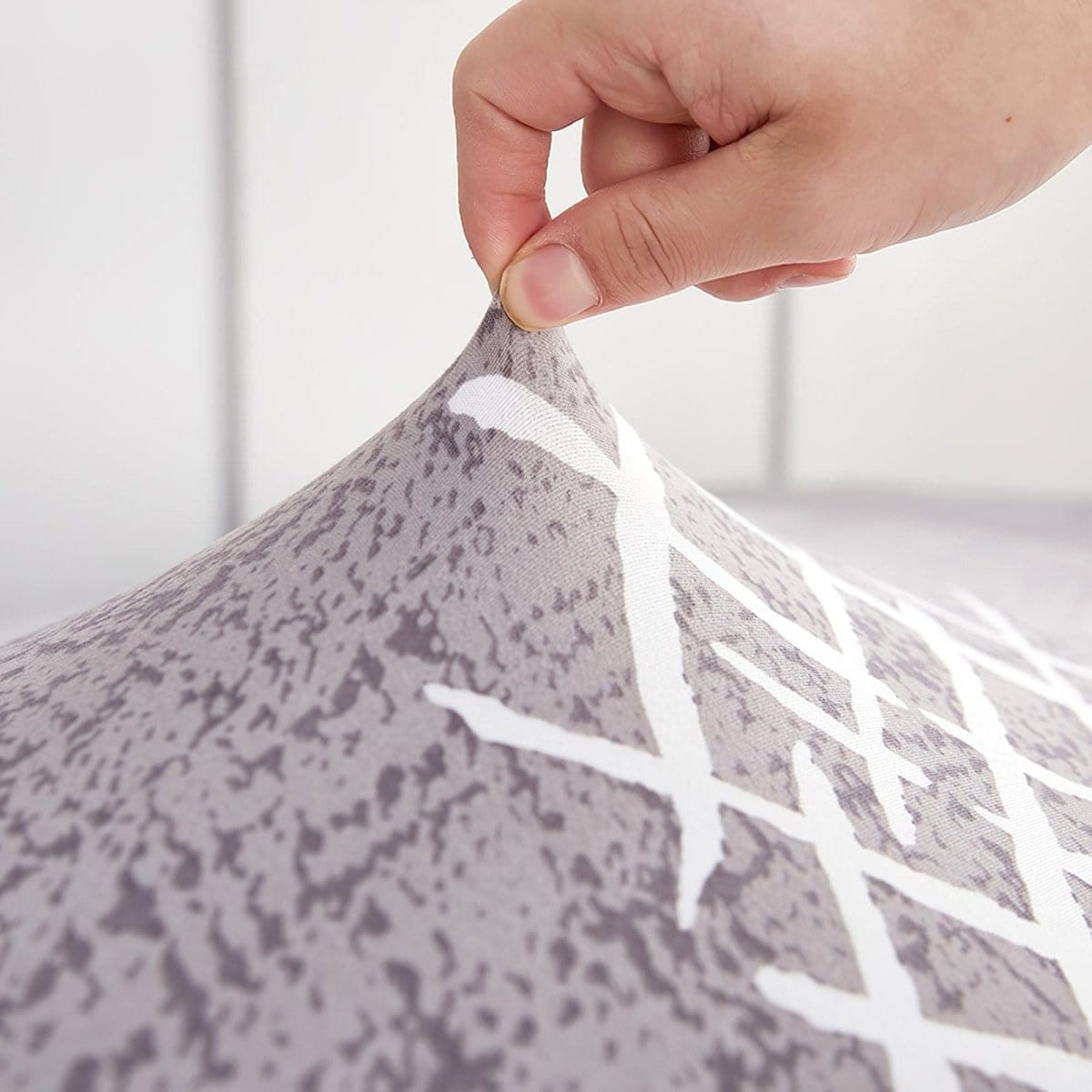 Zoom sur le tissu extensible gris de la housse