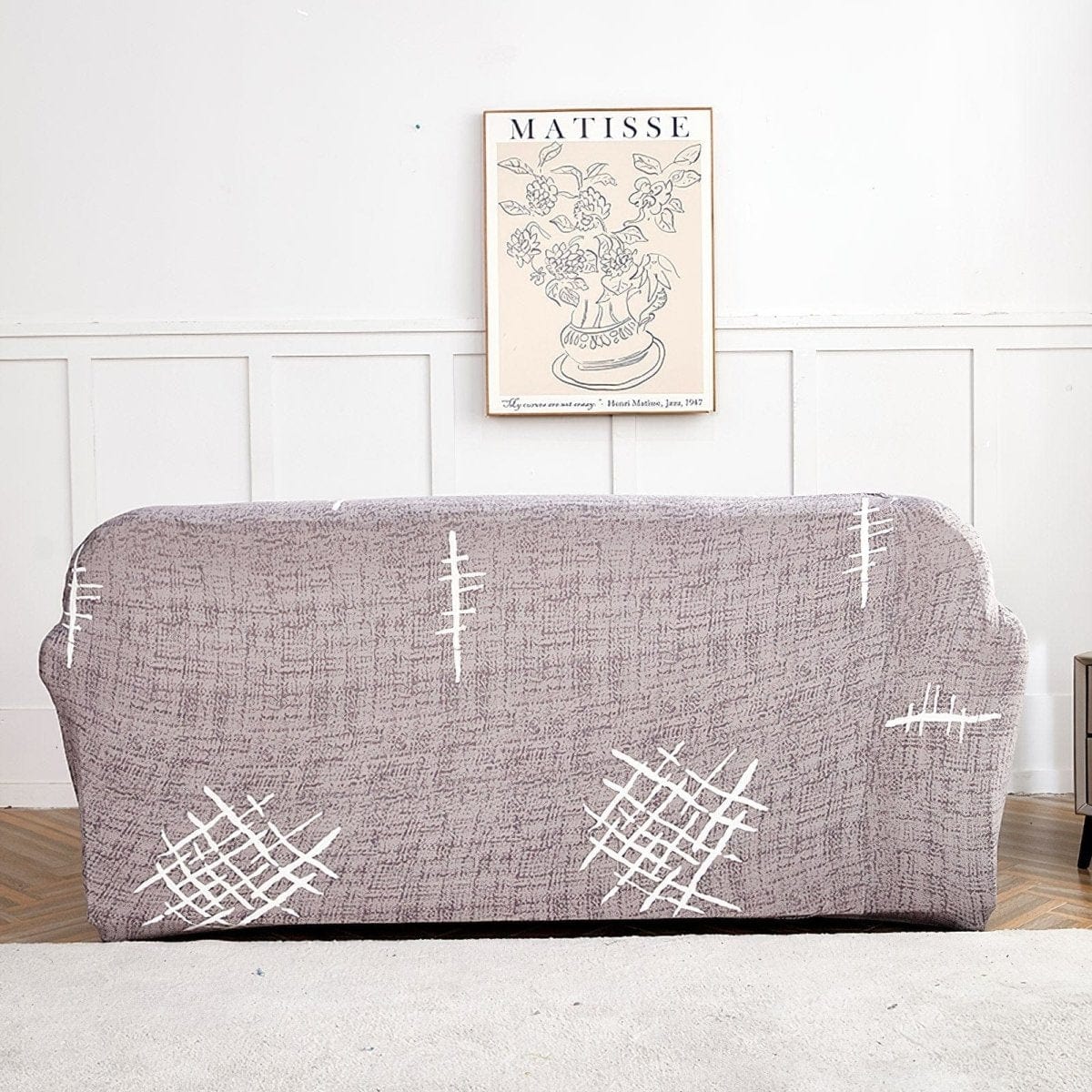 Vue latérale de la housse grise sur un canapé