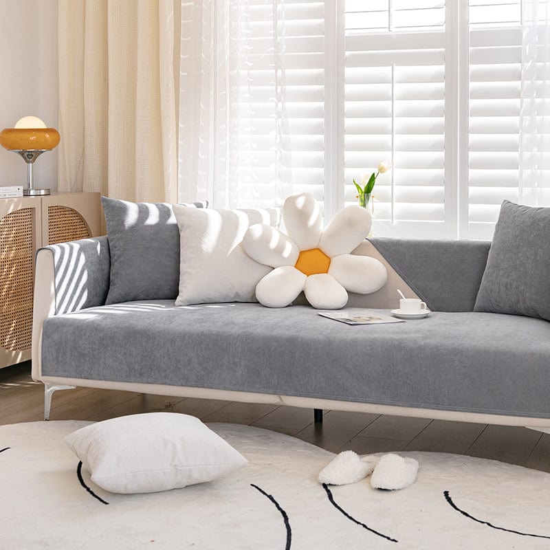 Housse de canapé gris foncé sur un canapé moderne