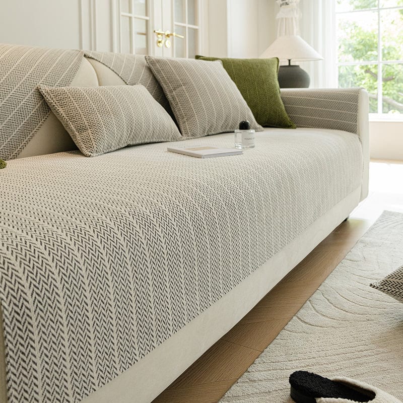 Housse de canapé installée sur un canapé moderne