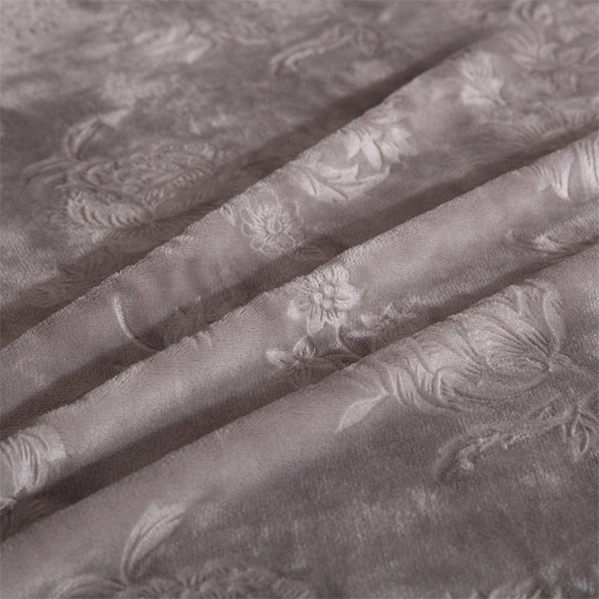 Housse en velours gaufré gris sur canapé trois places