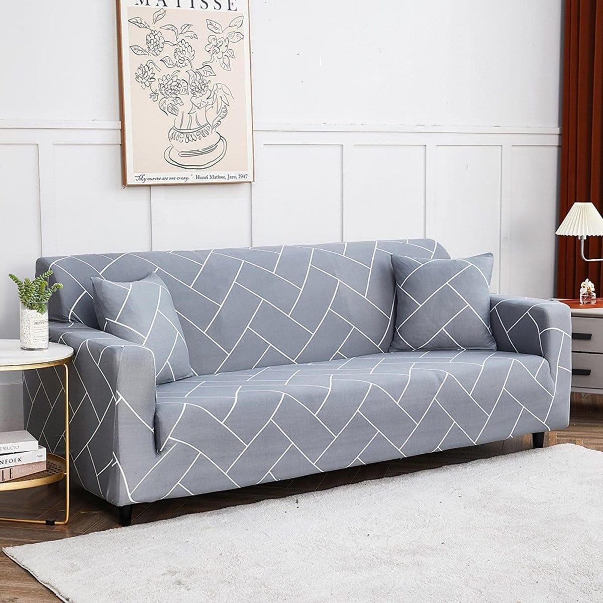 Housse grise installée sur un canapé d'angle moderne