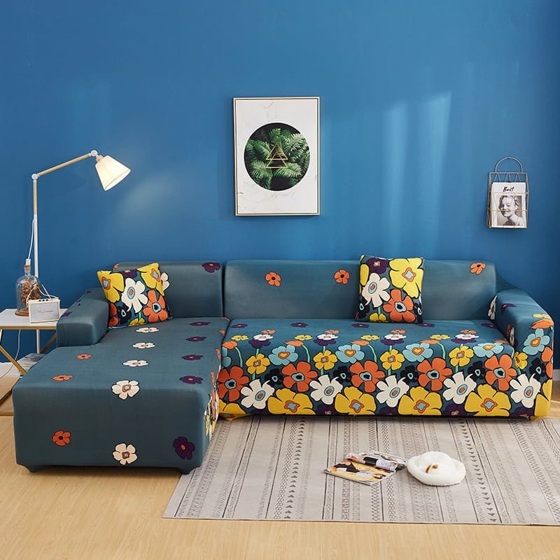 Housse extensible colorée sur canapé droit dans salon moderne