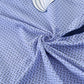 Housse beige couvrant un canapé d'angle, protection complète visible