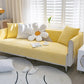 Housse de canapé jaune imperméable sur un canapé moderne