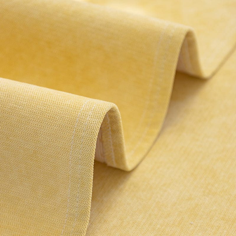 Housse imperméable installée sur un canapé avec coussins