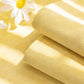 Housse de canapé jaune couvrant entièrement un canapé