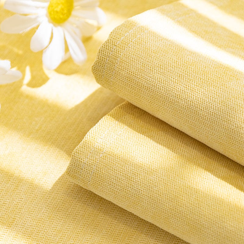 Housse de canapé jaune couvrant entièrement un canapé