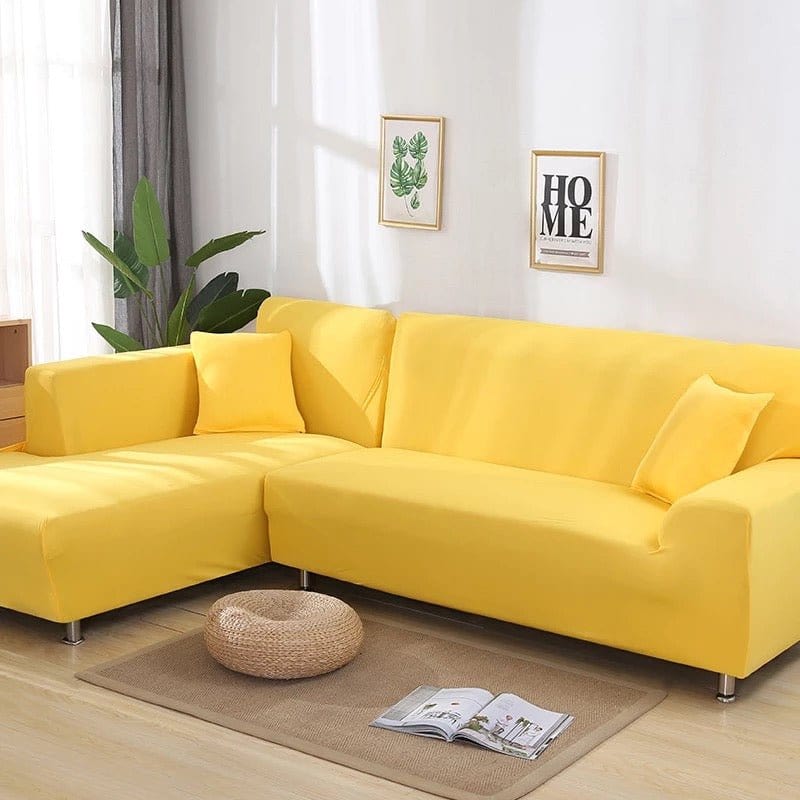 Housse jaune extensible sur canapé droit, vue de face