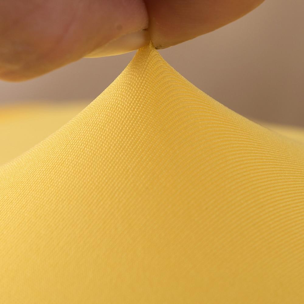 Détail du tissu extensible jaune, texture visible