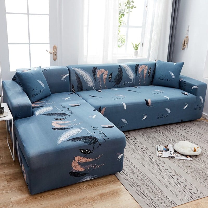 Housse extensible beige sur canapé droit dans un salon moderne