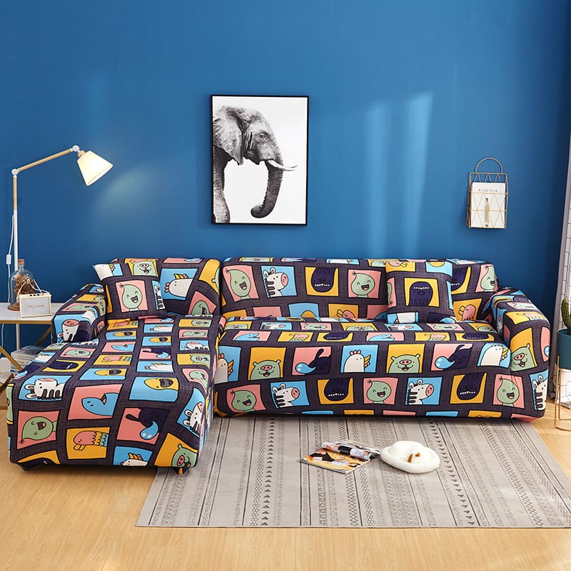 Housse extensible beige sur canapé droit dans un salon moderne