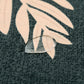 Housse de canapé en jacquard beige sur un canapé droit