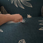 Housse extensible ajustée sur un canapé d'angle gris