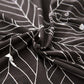 Housse extensible à motif feuilles sur canapé droit