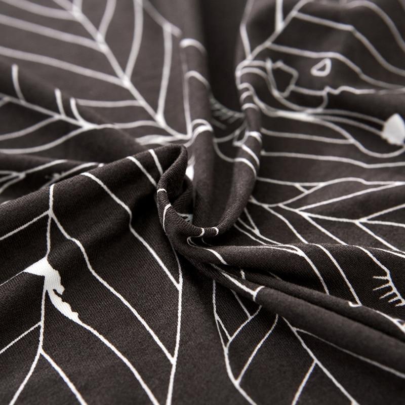 Housse extensible à motif feuilles sur canapé droit