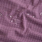 Housse de canapé violette sur un canapé droit