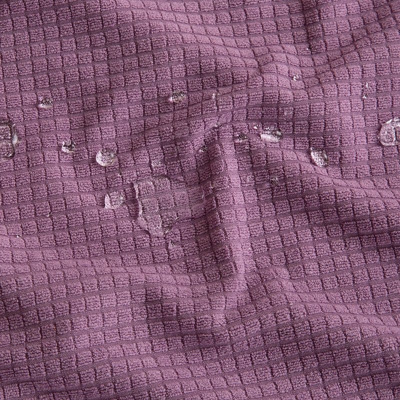 Housse de canapé violette sur un canapé droit