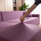 Housse violette couvrant un canapé d'angle