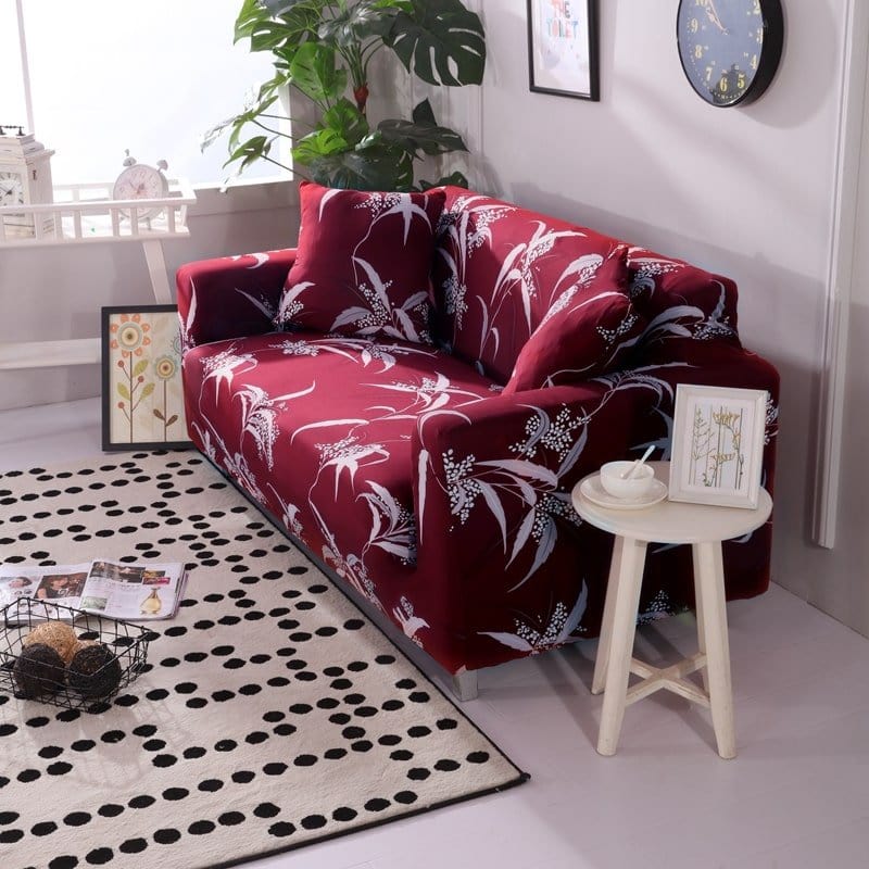 Housse lilas extensible sur canapé droit dans un salon moderne