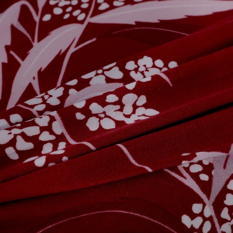 Gros plan sur le tissu lilas extensible couvrant un canapé