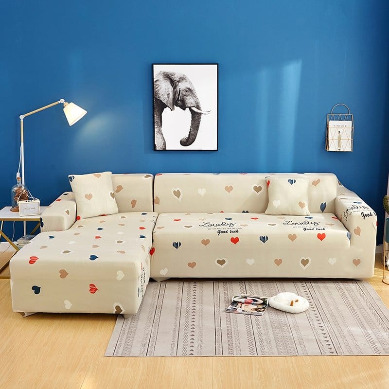Housse extensible beige sur canapé droit dans un salon moderne