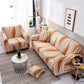 Housse extensible beige sur canapé droit dans un salon moderne