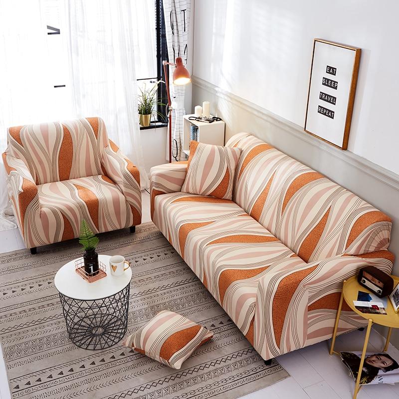 Housse extensible beige sur canapé droit dans un salon moderne