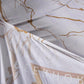 Housse extensible ajustée sur un canapé, motif marbre doré