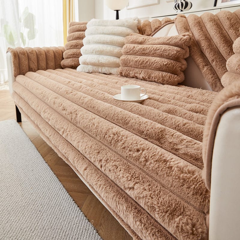 Housse installée sur un canapé, ambiance chaleureuse