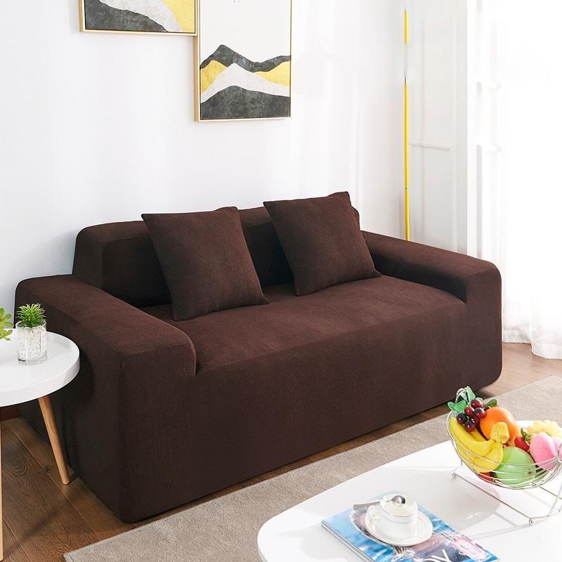 Housse marron en jacquard installée sur un canapé