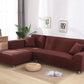 Housse marron extensible couvrant un canapé droit