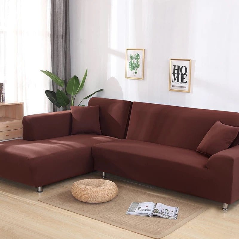 Housse marron extensible couvrant un canapé droit