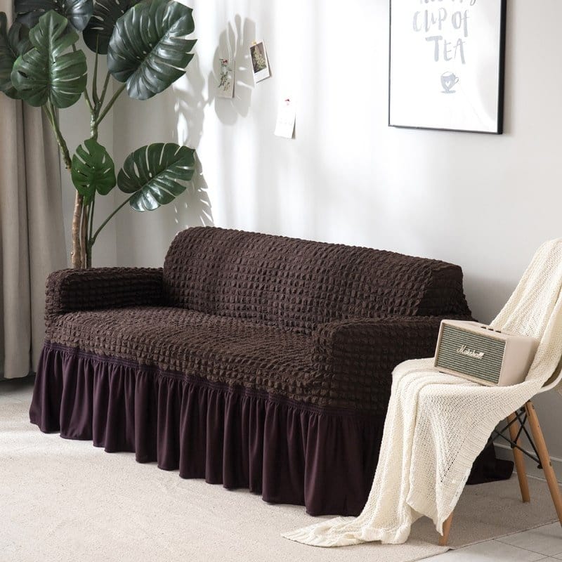 Housse marron extensible sur canapé trois places