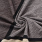 Housse de canapé marron extensible sur un canapé droit