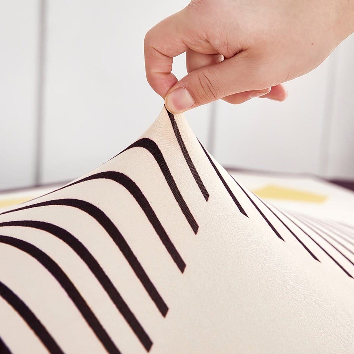 Gros plan sur le tissu extensible anti-griffes du canapé