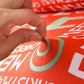 Housse extensible rouge sur canapé droit, motif de Noël