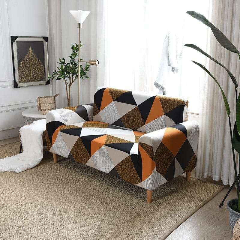 Housse de canapé beige sur un canapé droit moderne