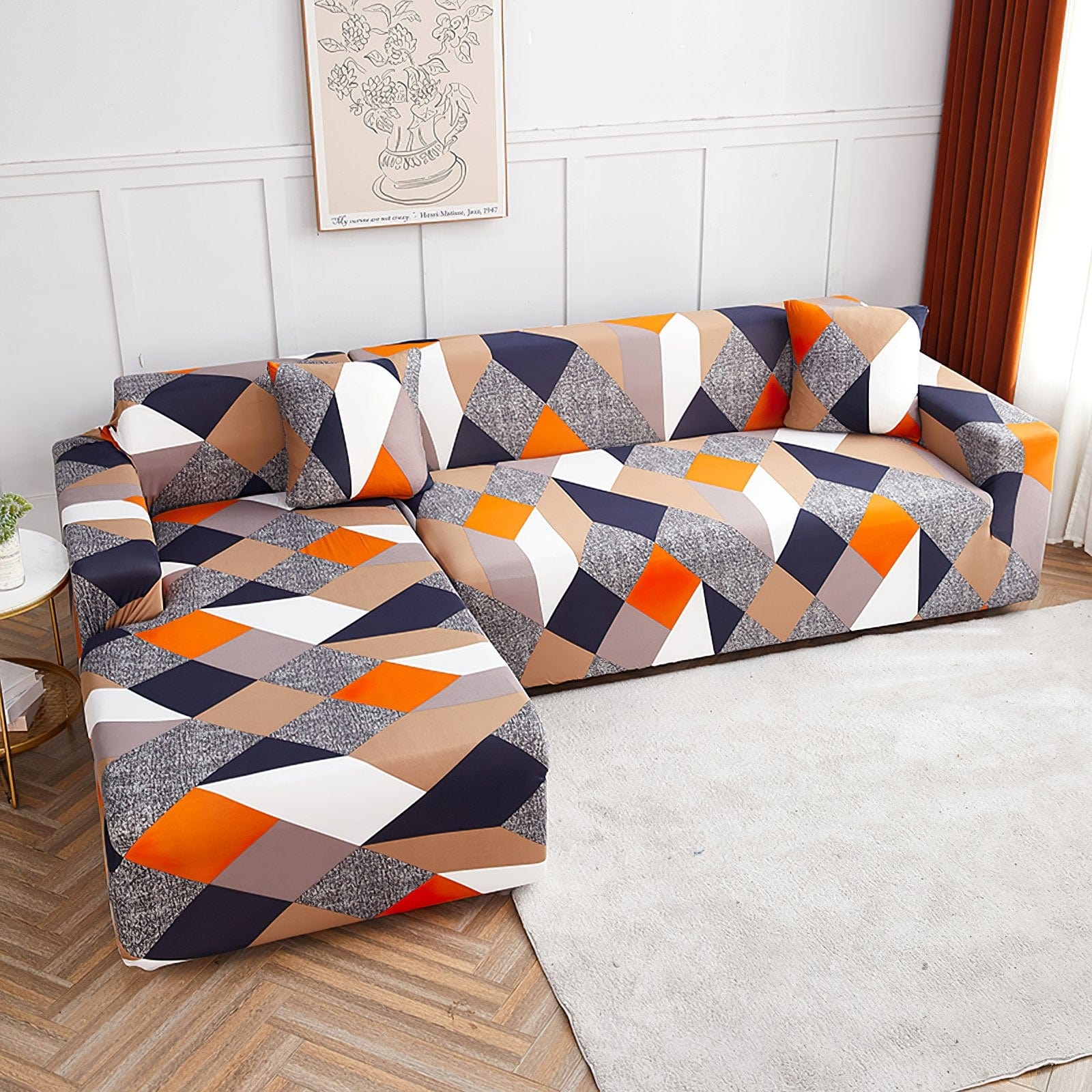 Housse extensible beige sur canapé droit moderne