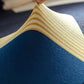 Housse extensible grise sur canapé d'angle moderne