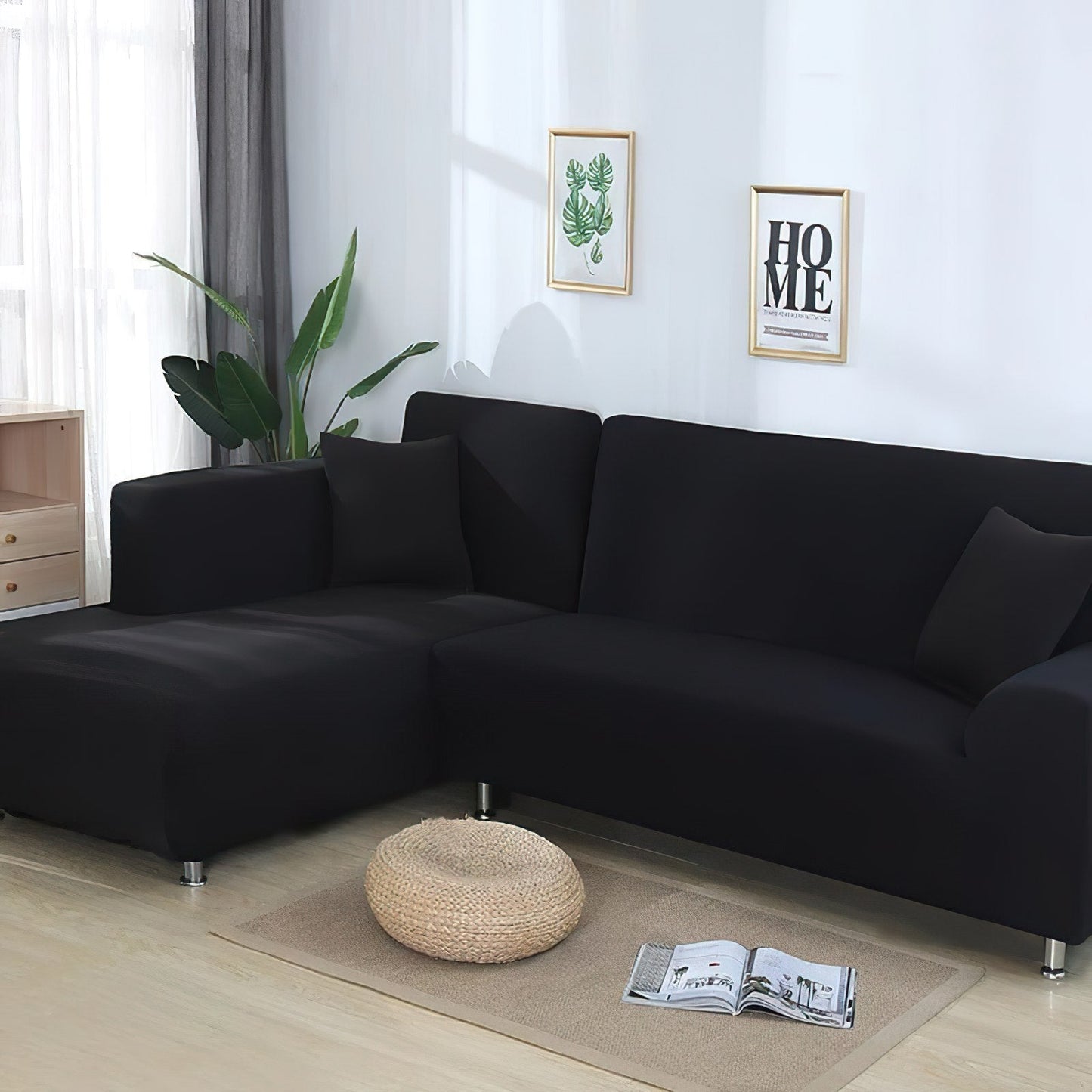Housse noire extensible sur canapé droit, vue de face