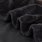 Détail de la texture veloutée d'une housse extensible noire