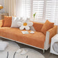 Housse de canapé orange imperméable sur un canapé moderne