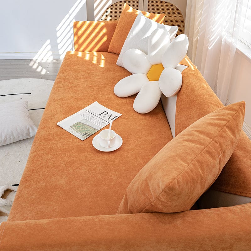 Housse orange couvrant un canapé, montrant sa tenue parfaite