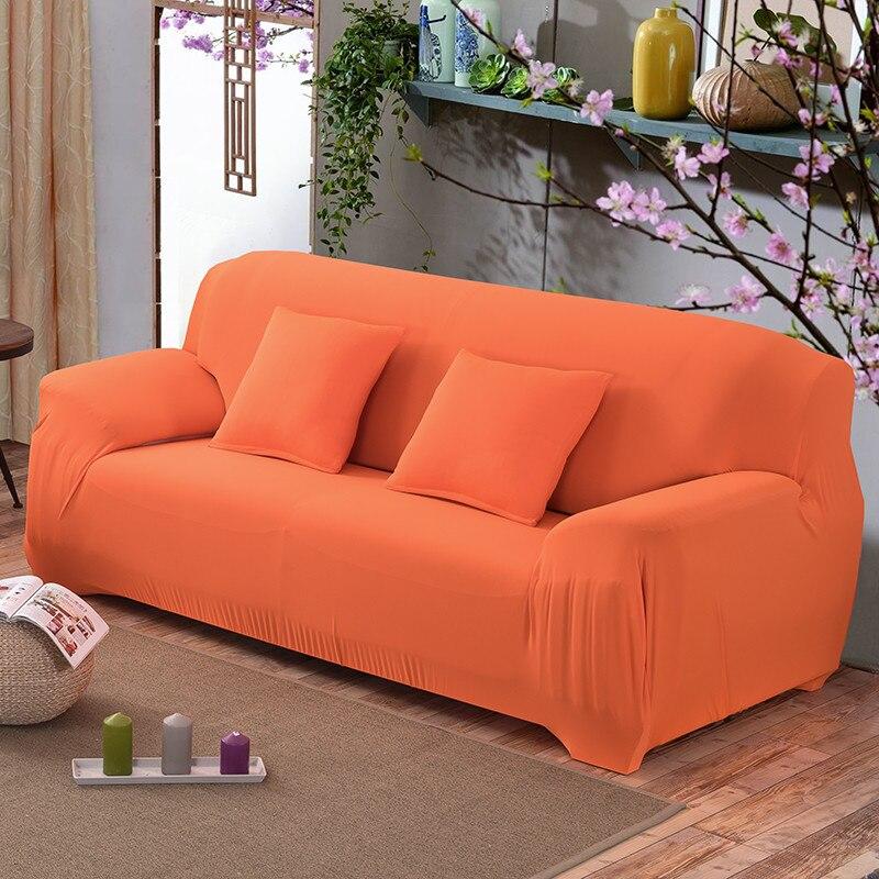 Installation facile de la housse orange sur un grand canapé