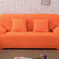 Housse orange extensible sur canapé droit dans un salon moderne