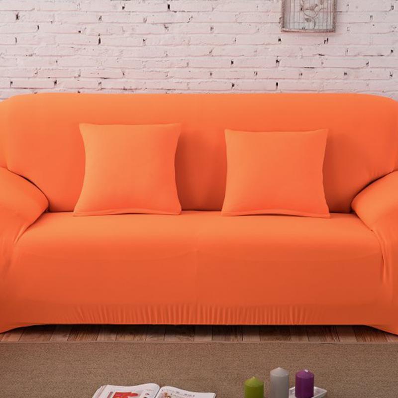 Housse orange extensible sur canapé droit dans un salon moderne