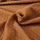 Vue latérale de la housse orange sur un canapé droit