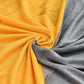 Housse orange extensible sur canapé droit, vue de face