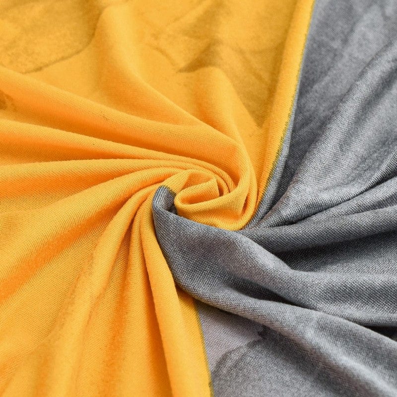 Housse orange extensible sur canapé droit, vue de face
